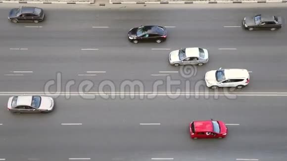 汽车在多车道上行驶视频的预览图