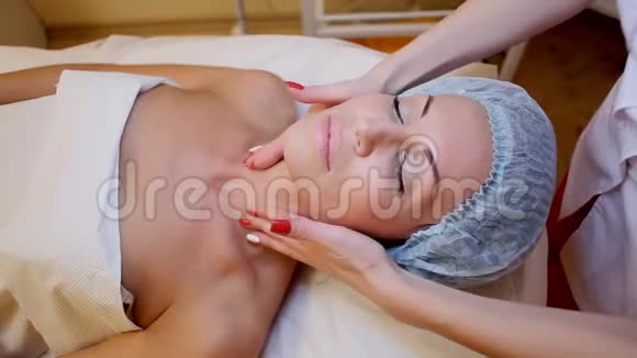 美容师为女性做面部和颈部按摩水疗视频的预览图