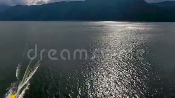 鸟瞰泰莱斯科耶湖和黄船在运动俄罗斯阿尔泰共和国视频的预览图
