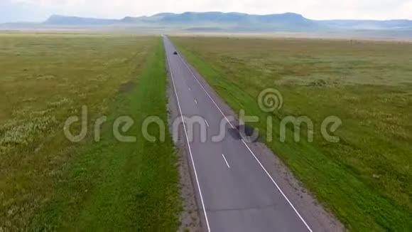 从空中看到哈卡西亚共和国无尽的田野山丘干草堆道路和汽车俄罗斯视频的预览图