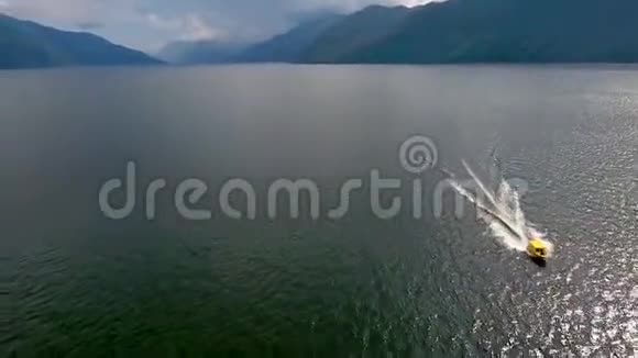 鸟瞰泰莱斯科耶湖和黄船在运动俄罗斯阿尔泰共和国视频的预览图