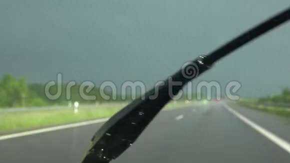 在雨天恶劣天气条件下驾驶汽车上路4K视频的预览图