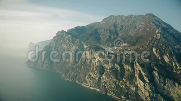 意大利朦胧的一天鸟瞰加尔达湖多山的海岸视频的预览图