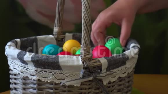 篮子里有多种颜色的复活节彩蛋视频的预览图