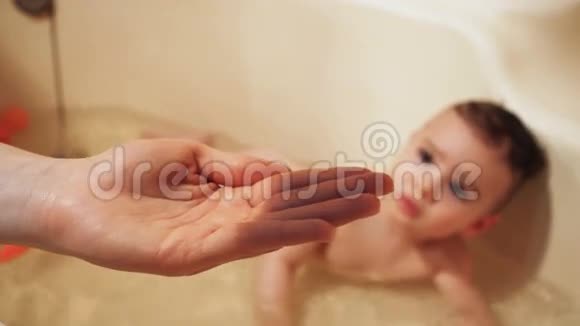 宝宝洗洗澡给孩子用肥皂洗发水视频的预览图