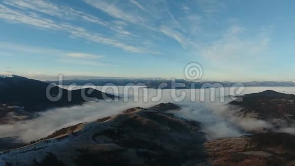 空中观景台在美丽的云彩中飞越高山空中摄影机拍摄视频的预览图