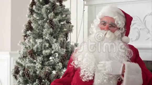 圣诞老人抚摸着雪白的胡须想着孩子们的愿望视频的预览图