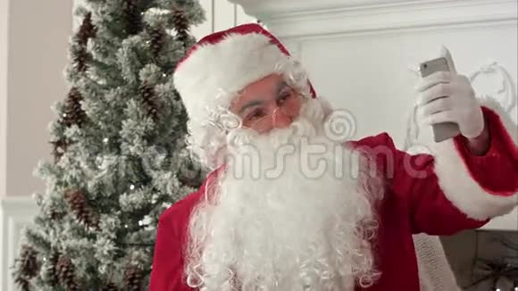 圣诞老人用手机带圣诞礼物视频的预览图