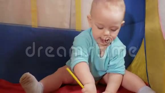 漂亮的宝宝在孩子们家玩五颜六色的帐篷这个男孩仔细地在铅笔笔记本上画画视频的预览图