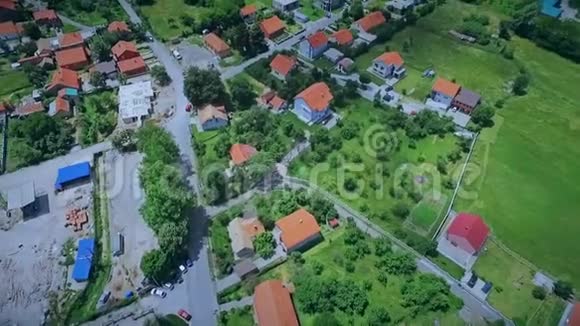 在青山和山谷的村庄上空拍摄视频的预览图