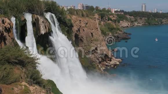 安塔利亚的杜登瀑布一个美丽的夏日里的土耳其旅游目的地视频的预览图