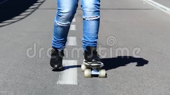 一个十几岁的孩子在路上玩滑板视频的预览图