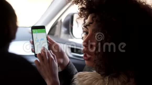 女性驾车旅行时使用手机导航视频的预览图