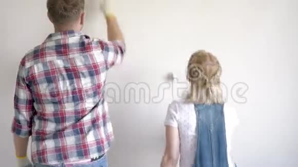 女人和男人做修理视频的预览图