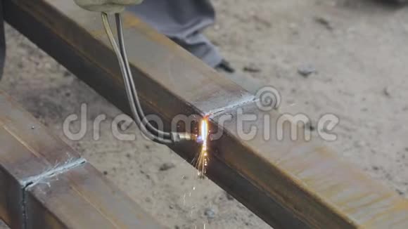 用气刀切割金属制品工人用气刀切割金属型材切割金属特写视频的预览图
