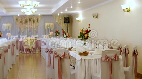 在餐馆宴会上婚礼装饰的桌子婚礼装饰品是用真花做的结婚花视频的预览图