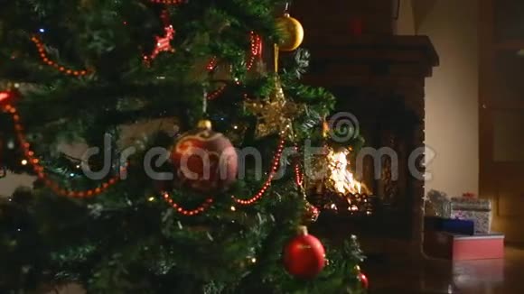 圣诞树下的礼物壁炉背景视频的预览图