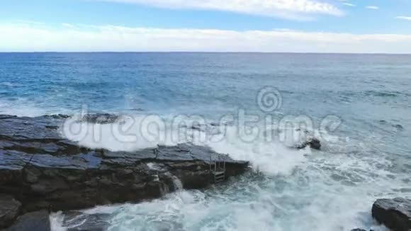 海浪冲击岩石海岸视频的预览图