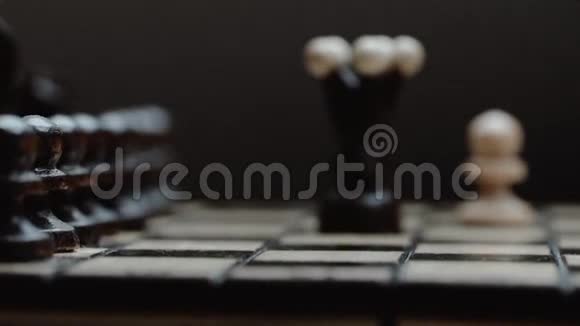 棋子白典后攻击国际象棋特写木制棋盘幻灯片相机工作室慢动作视频的预览图