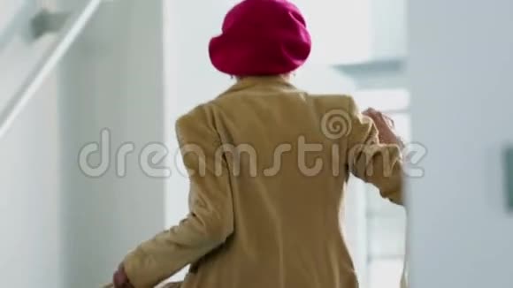 老妇人拿着购物袋走上楼梯视频的预览图