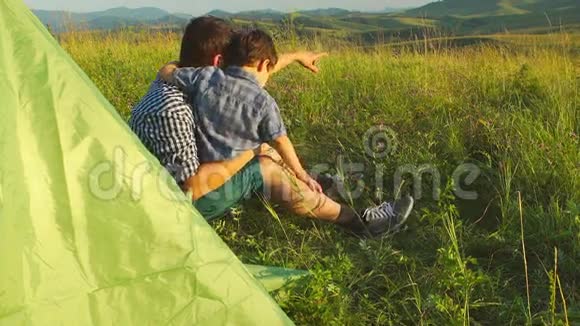 父亲和儿子坐着望着远方视频的预览图