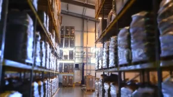 一个大仓库有高架装满货物仓库在企业工厂视频的预览图