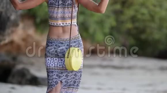 女士与时尚时尚的黄色藤袋海滩巴厘热带岛屿高清手提拉藤环保手提袋视频的预览图