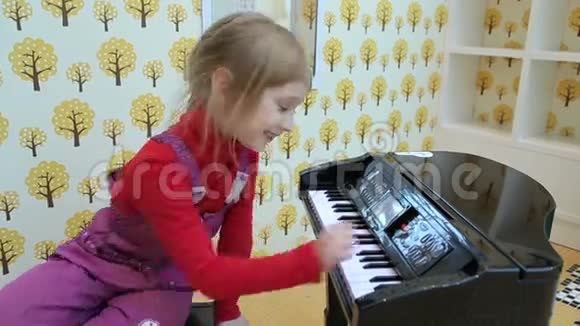 女孩在玩玩具钢琴视频的预览图