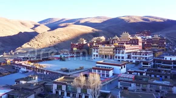 上午西藏理塘寺的鸟瞰图视频的预览图