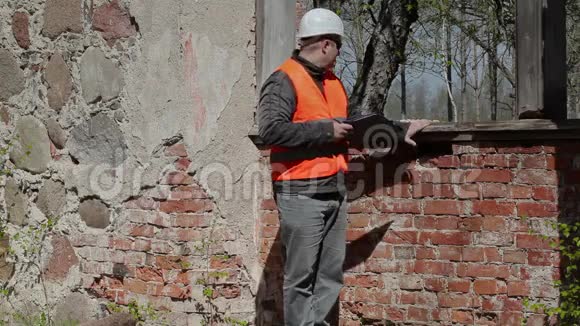 建筑检查员在窗户附近写信视频的预览图