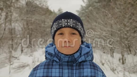 冬天在森林里的男孩视频的预览图