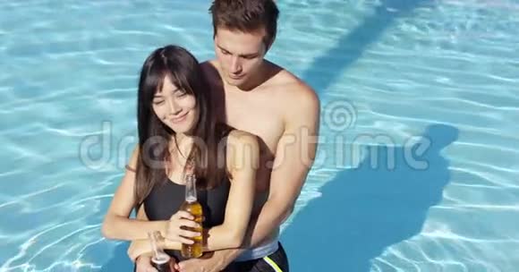 泳池里年轻漂亮的混血情侣视频的预览图