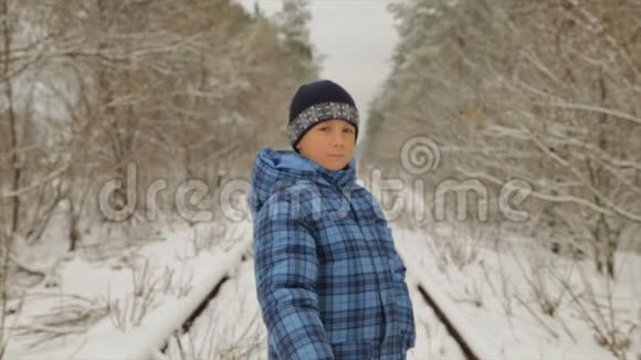 冬天在森林里的男孩视频的预览图