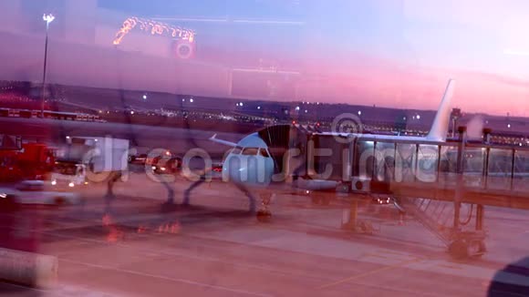 日出时机场很忙视频的预览图