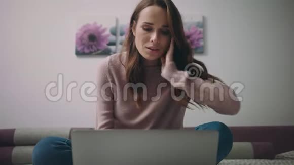 商务女性在笔记本电脑上在线聊天在线专业人员视频的预览图