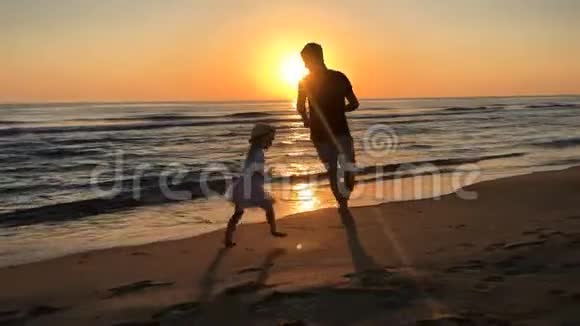 日出时人和孩子沿着海滩奔跑视频的预览图