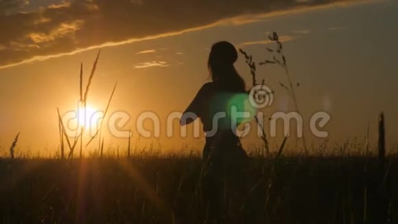 日出时做瑜伽的年轻女性剪影4k次视频的预览图