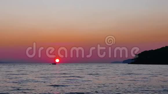 地中海日落时的游艇视频的预览图