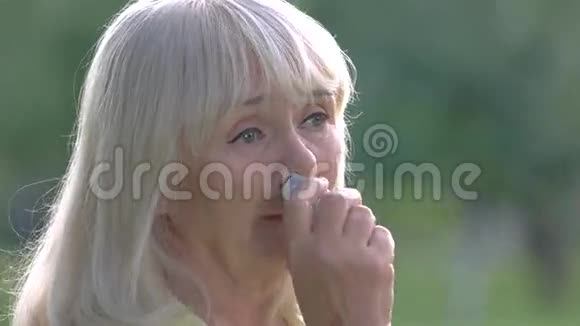 女人用手帕擦鼻子视频的预览图