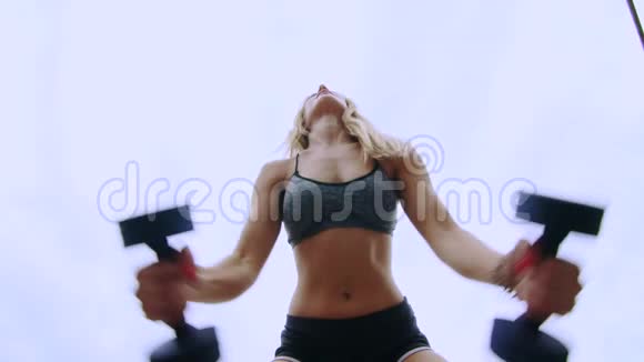 漂亮的运动型金发女郎穿着上衣短裤从事交叉健身用各种力量练习视频的预览图