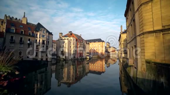 法国梅茨市景莫赛尔河上的老城区视频的预览图