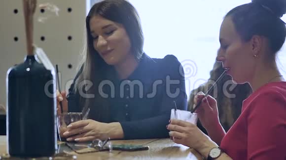 午餐商务午餐期间两位美丽的年轻女性正在放松两个朋友的交流慢动作视频的预览图