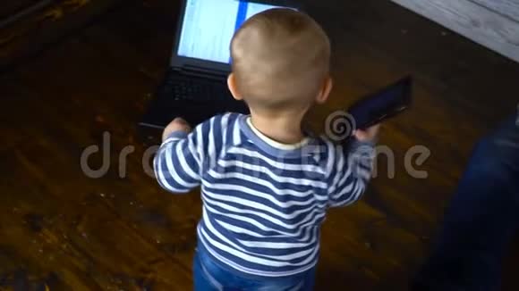 有笔记本电脑和手机的商务宝宝商务视频的预览图