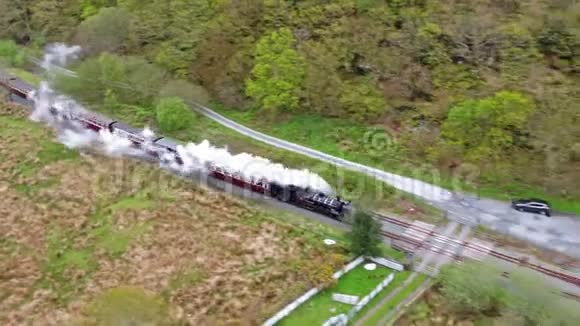 通过威尔士斯诺多尼亚国家公园的蒸汽火车的鸟瞰图联合王国视频的预览图