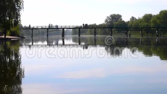 穿过大桥过河的人剪影视频的预览图