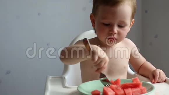 可爱的男孩吃西瓜视频的预览图