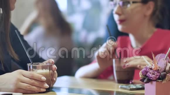 午餐商务午餐期间两位美丽的年轻女性正在放松两个朋友的交流慢动作视频的预览图