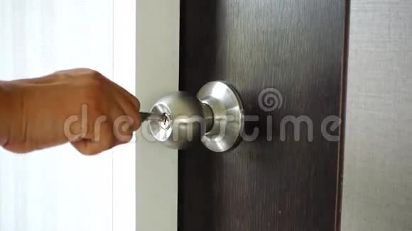 钥匙插在门的钥匙孔里视频的预览图