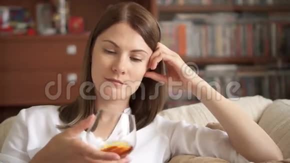 在家享受舒适夜晚的女人一个人喝白兰地白兰地白兰地酗酒概念视频的预览图