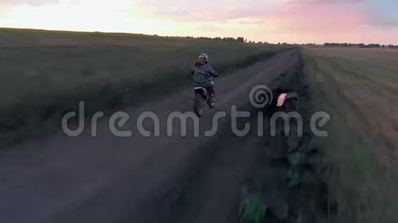 空中观景骑摩托车的骑乘者骑在越野跑道上视频的预览图